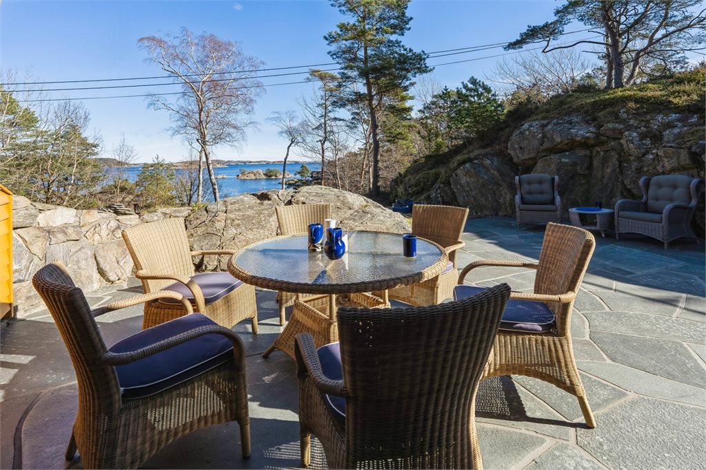 Uteområdet ved annekset - Utsikt mot øst 