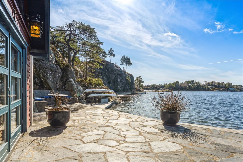 Uteområde ved sjøboden 