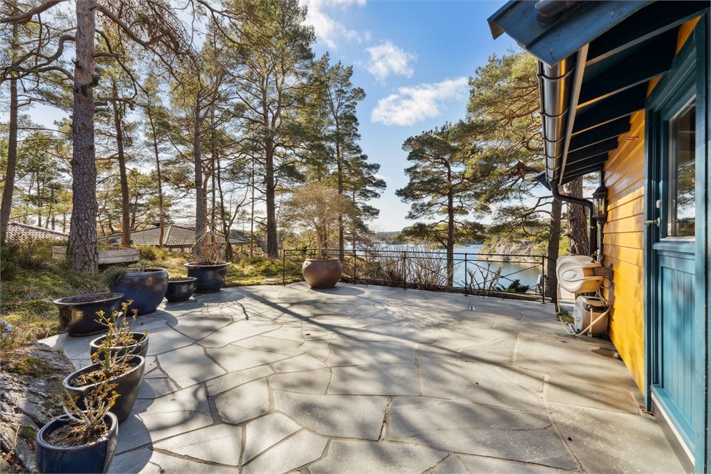 Uteplass hellebelagt med skifer 