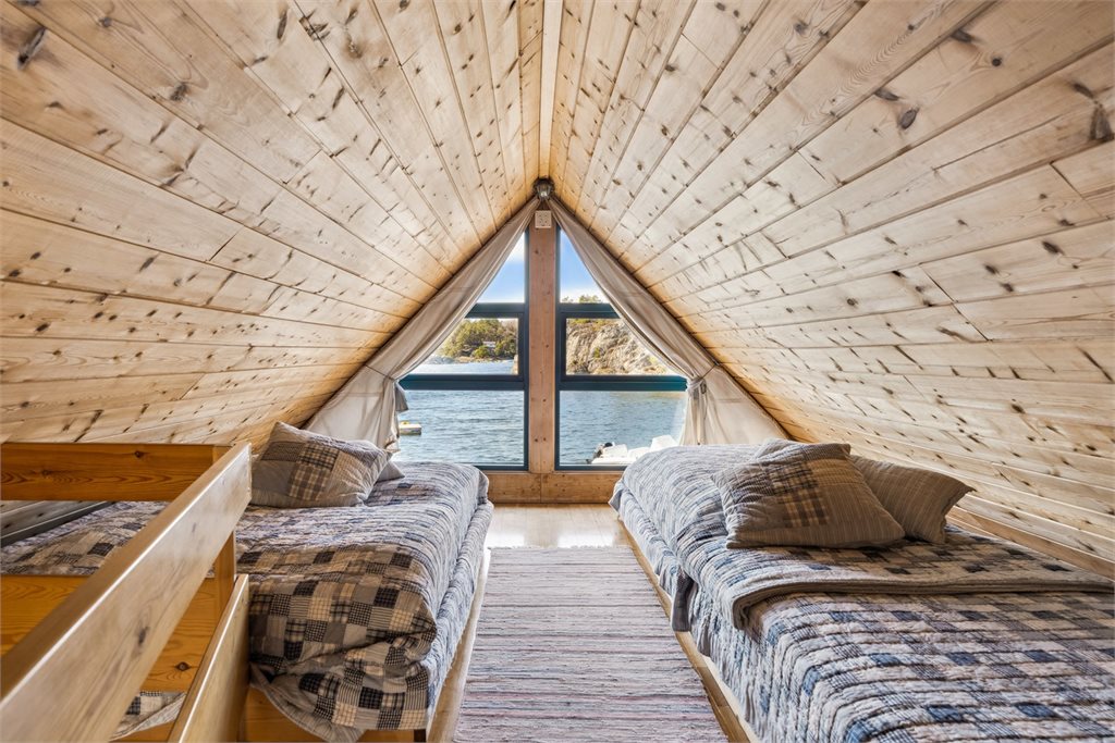 Bodareal i sjøbod. Det bemerkes spesielt at loftet på sjøboden ikke er godkjent for rom for varig opphold/overnatting/soverom. Arealet må anses som en bod 