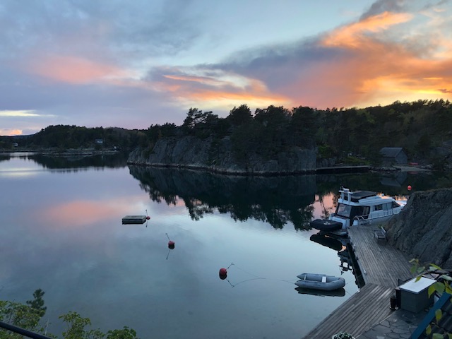 God dybde for større båter. Etablert vann og landstrøm der hvor båten ligger til bryggen 