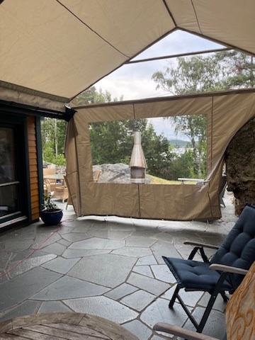 Metallstengene ved annekset benyttes ved ønske om overbygg/telt/seilerduk