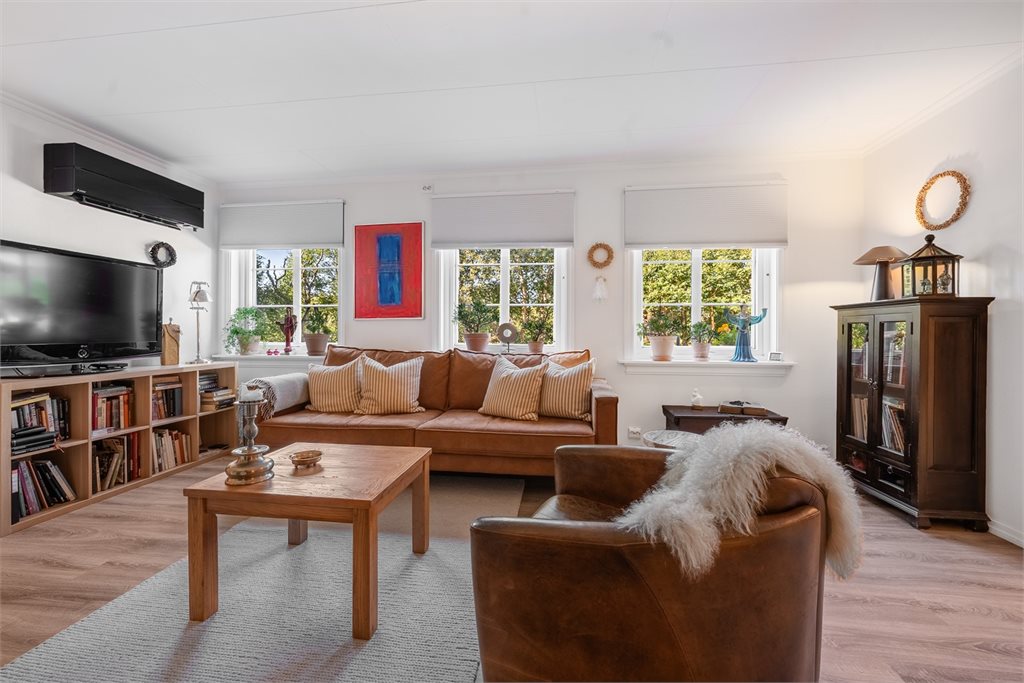 Lys og innbydende stue med god plass til både sofagruppe og spisebord