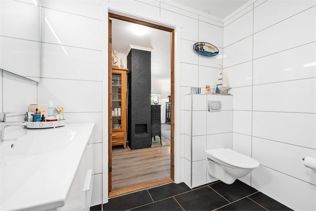 Badet fremstår lyst og praktisk med god oppbevaringsplass