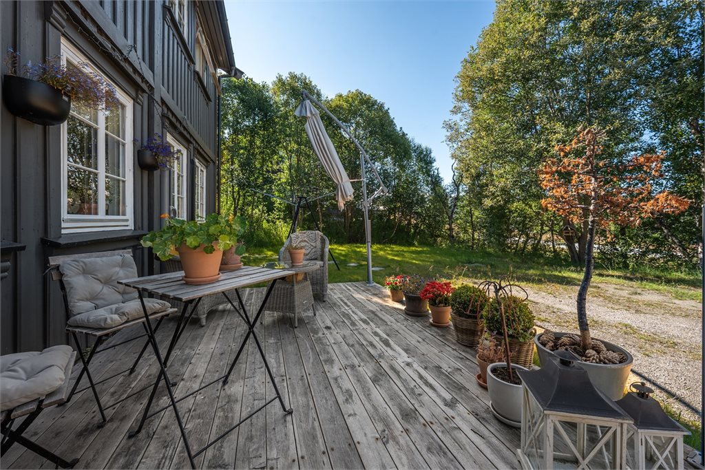 Solrik terrasse med plass til utemøbler og hyggelige stunder utendørs