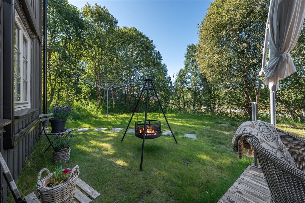 Uteplassen vender mot grønne omgivelser som skaper en lun atmosfære