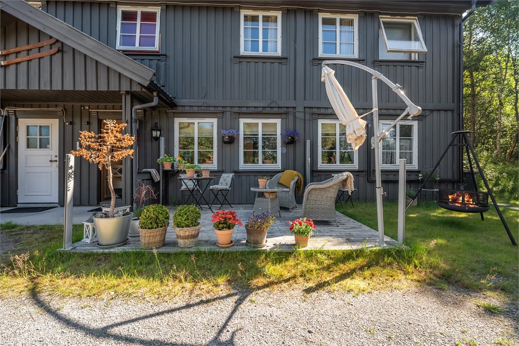 Skjermet og hyggelig uteområde med god plass til utemøbler