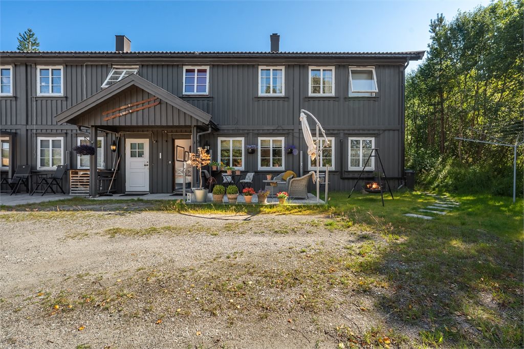 Leiligheten ligger på bakkeplan med enkel adkomst og trivelig uteplass