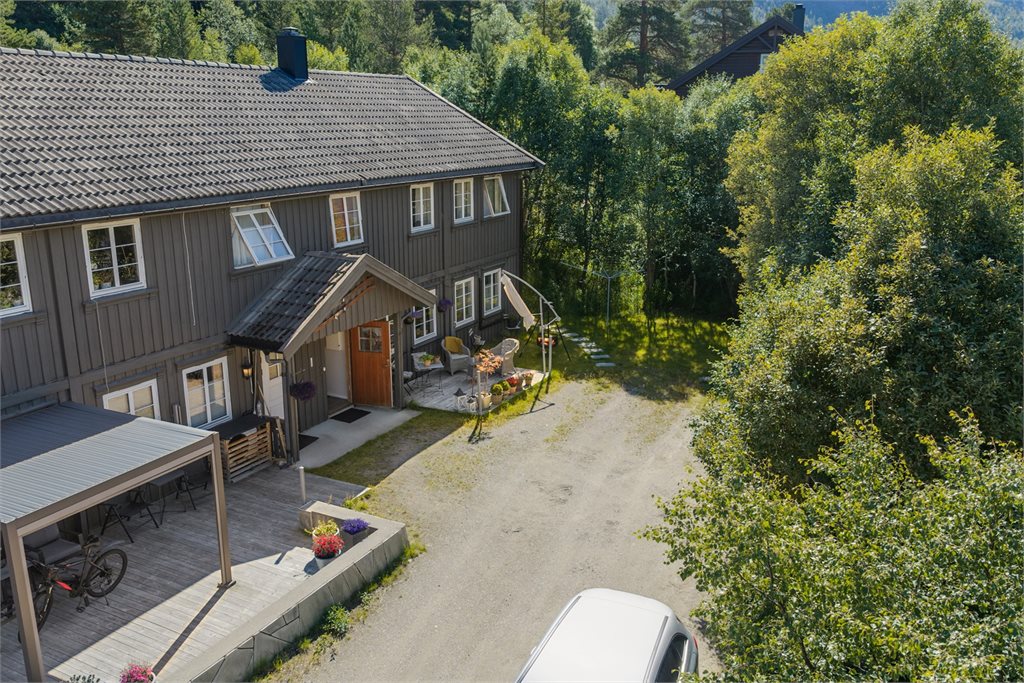 Leiligheten har en skjermet plassering med grøntarealer og skogsområder like utenfor døren