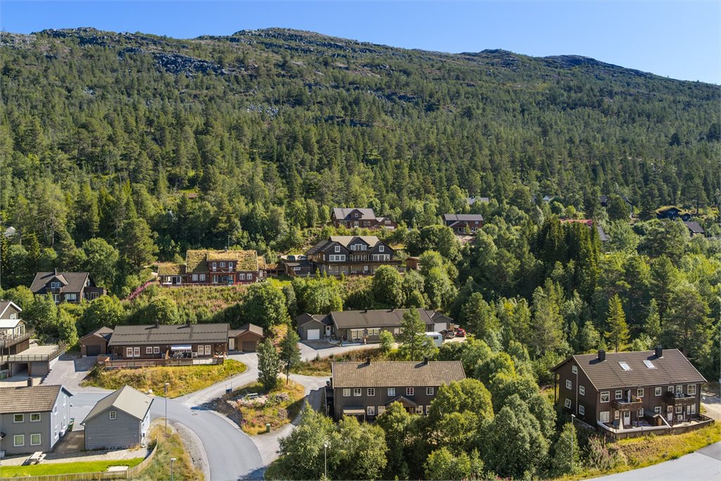 Eiendommen ligger fint til i etablert og rolig boligområde på Hovden