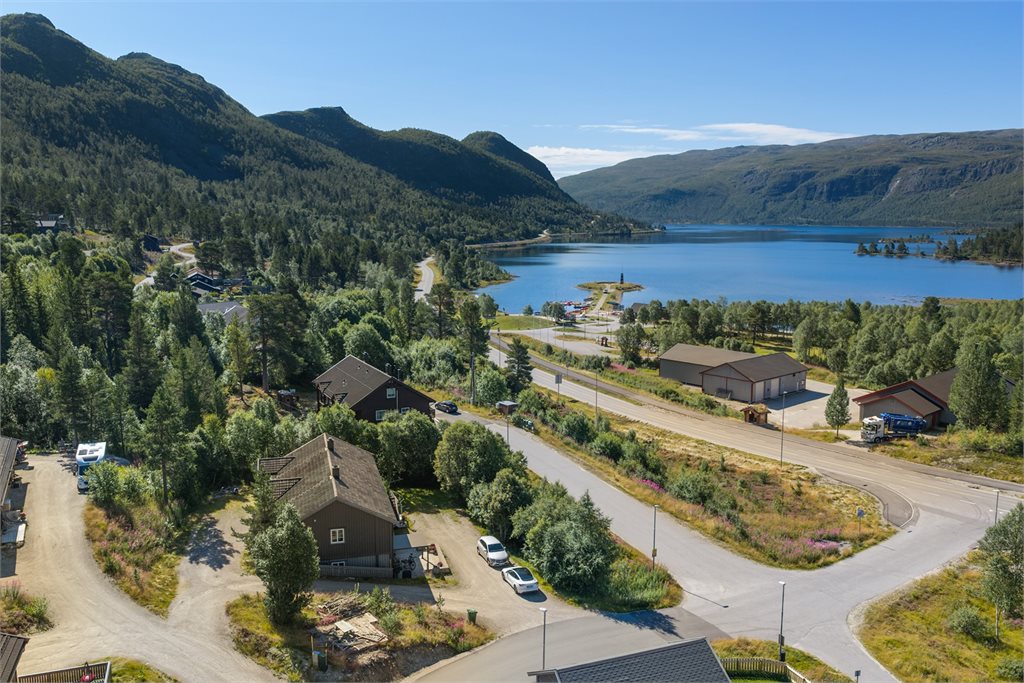 Fra eiendommen er det kort vei til badeplass, turmuligheter og flotte naturopplevelser