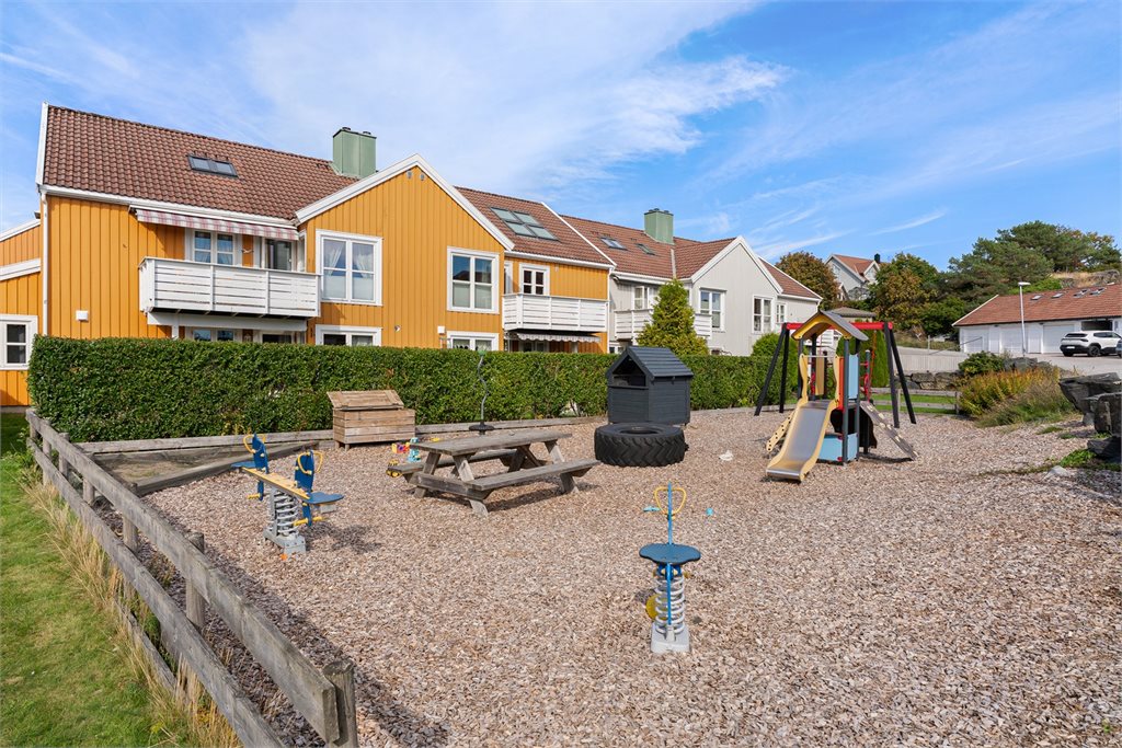 Borettslaget har hyggelige fellesarealer med lekeplass og møteplasser