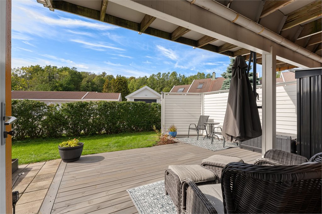 Delvis overbygd terrasse med gode solforhold og skjermede omgivelser