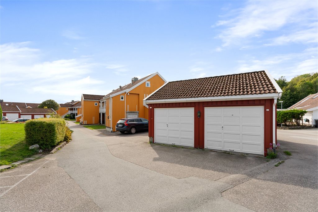 Det medfølger egen garasje i rekke like ved leiligheten