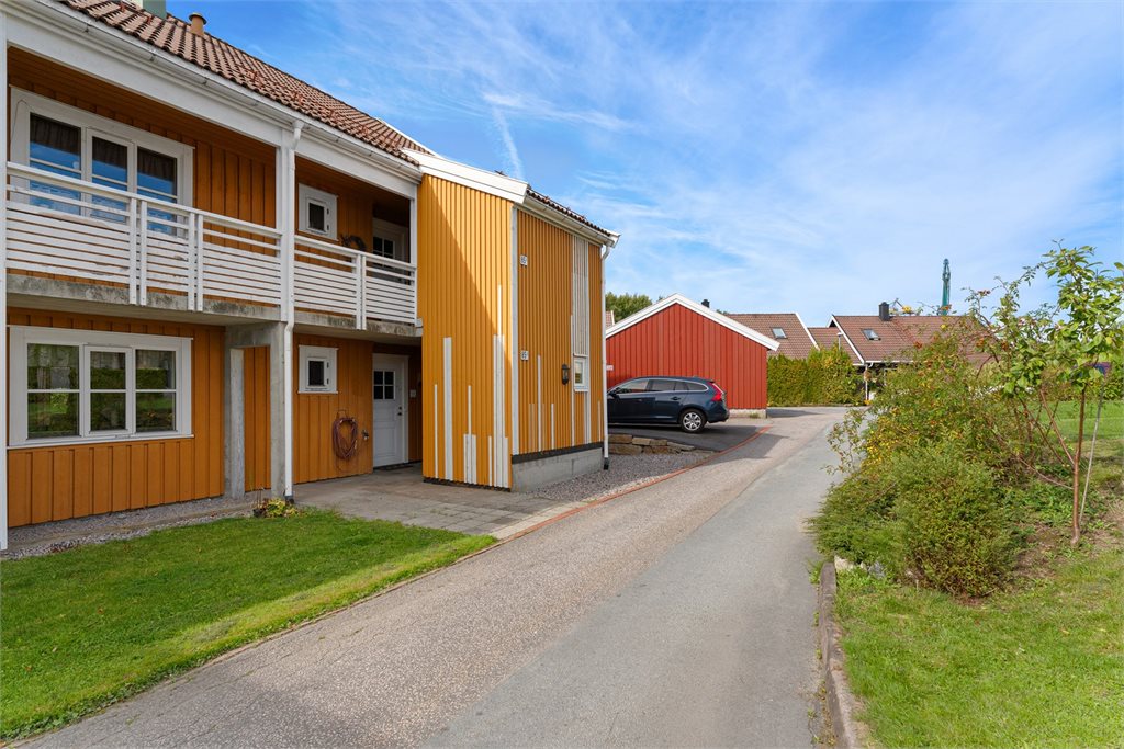 Leiligheten ligger på bakkeplan med enkel adkomst og kort vei til garasjen