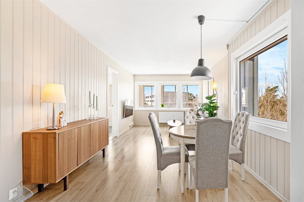 Stue med naturlig plass til både spisebord og sofagruppe.