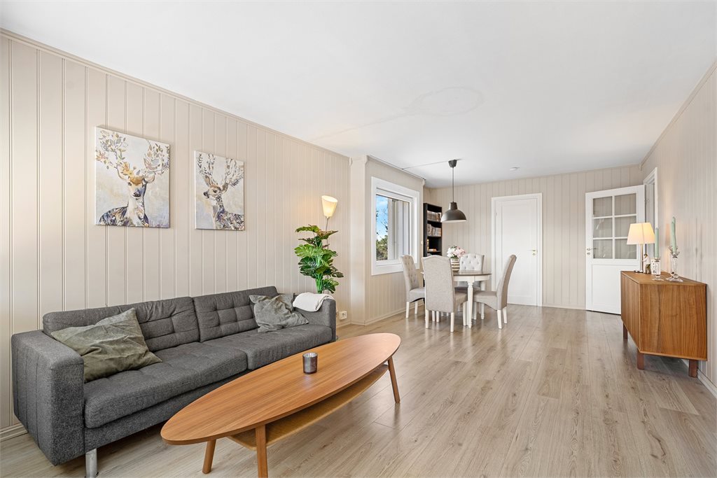 Trivelig stue med gjennomgående lyse flater.