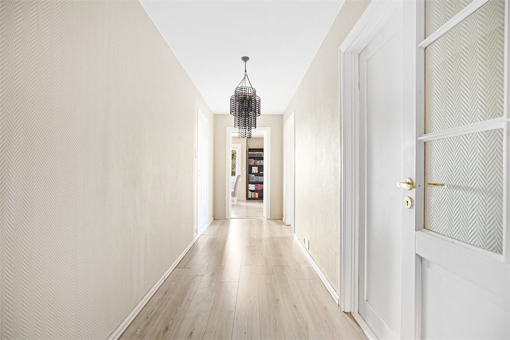 Lang gang med god sammenheng mellom rommene.