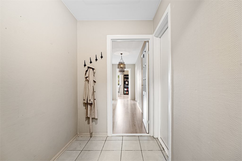 Velkommen inn i en lys og trivelig entré.