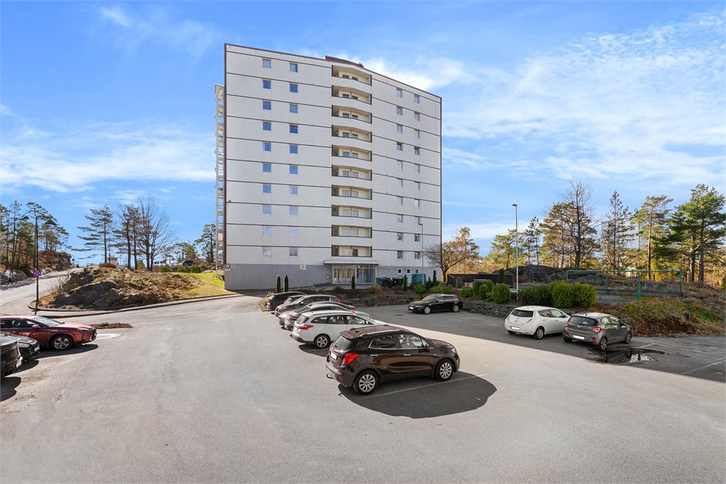 Det er rikelig med parkeringsplasser på borettslagets tomt. 