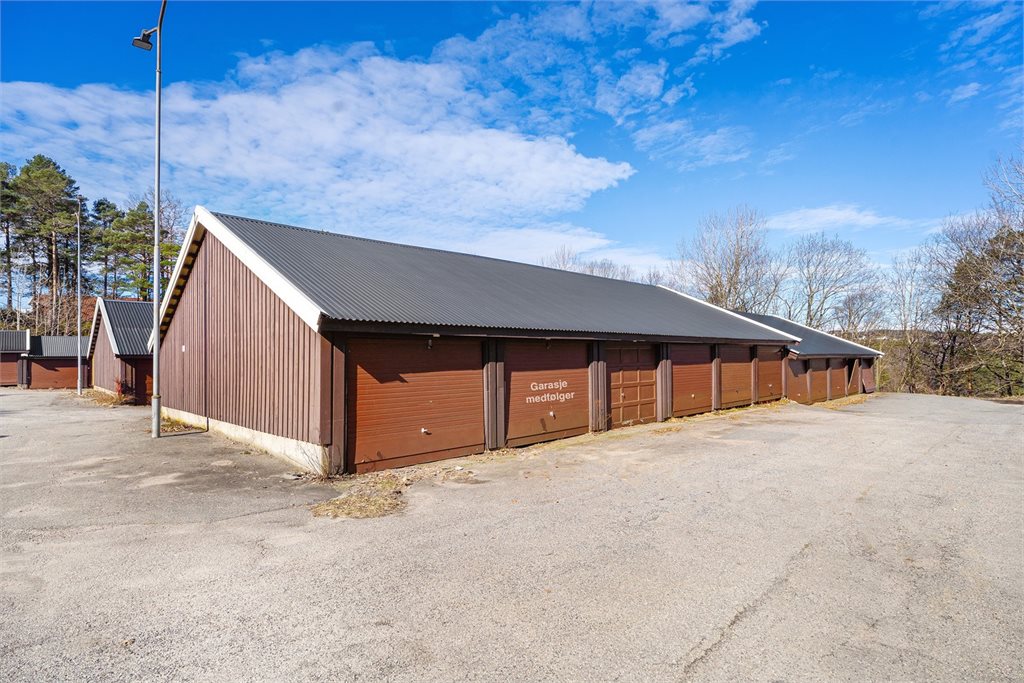 Garasje i rekke – praktisk og lett tilgjengelig.