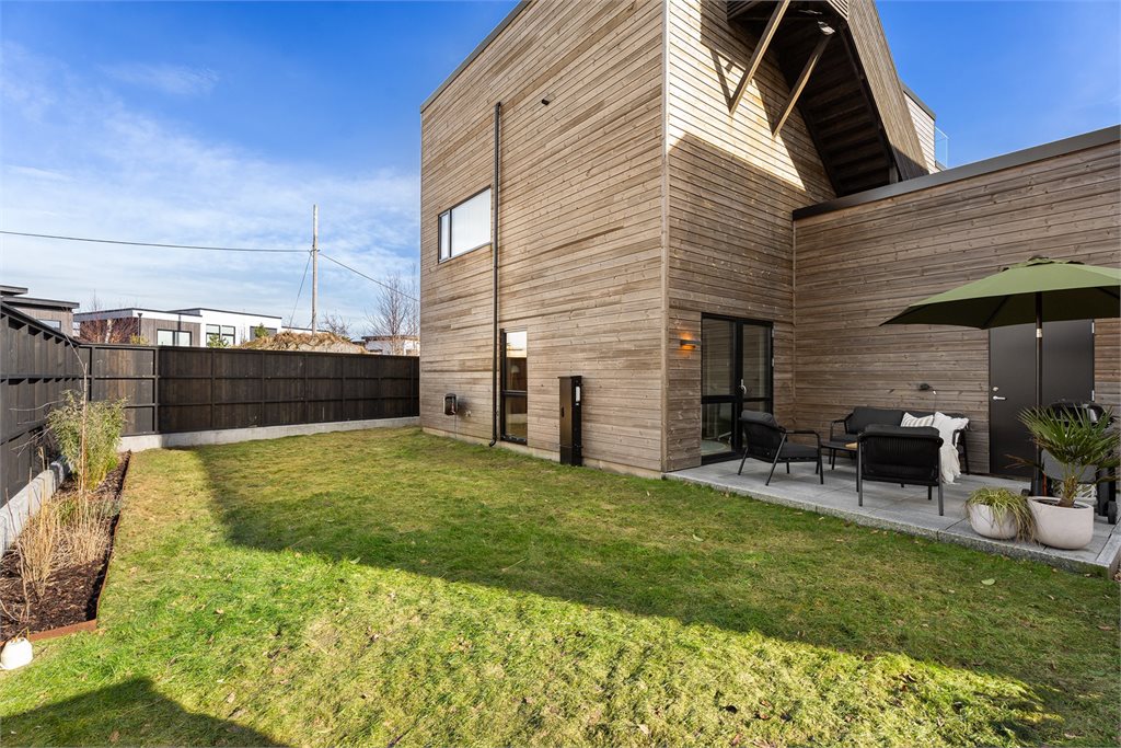 Boligen byr på flere flotte uteplasser - blant annet hage, altan og takterrasse!