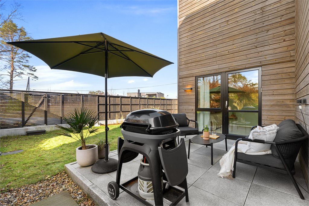 På baksiden av huset er det laget til en fin uteplass hvor du kan møblere med sittegruppe - her sitter du usjenert til.