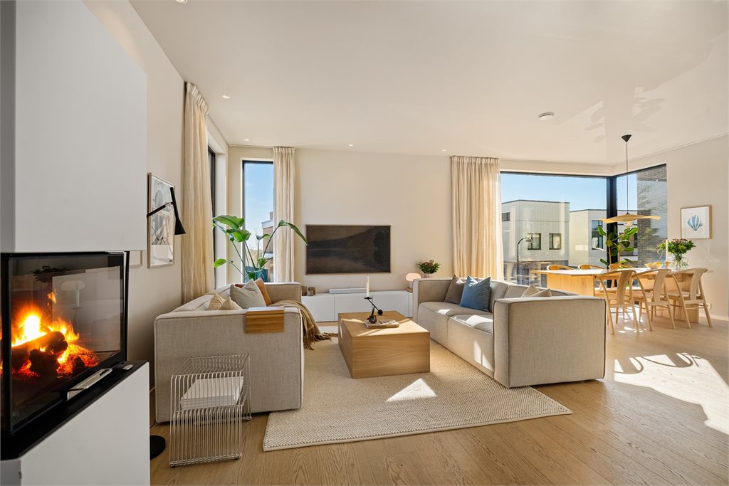 Vi starter i boligens 2. etasje og husets hjerte - stuen