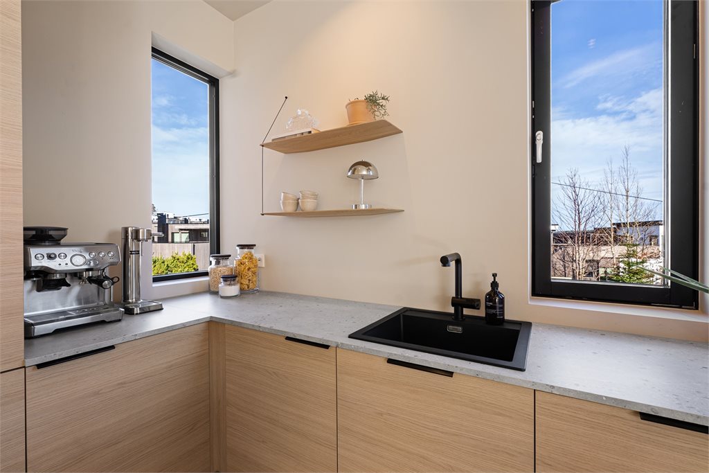 Kjøkkenet har en flott innredning fra Strai.