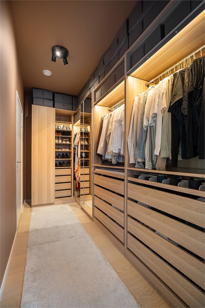 Romslig walk-in tilknyttet hovedsoverommet. 