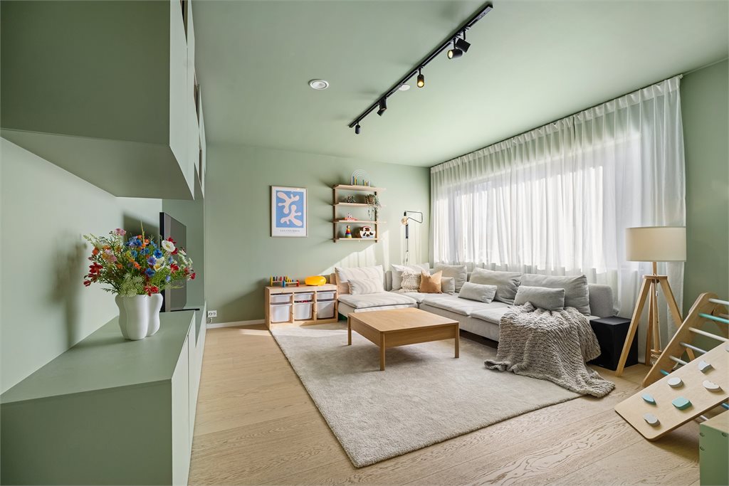 Vi starter med tv-stuen - meget romslig rom som har benyttes til både lekerom og kinorom for hele familien.