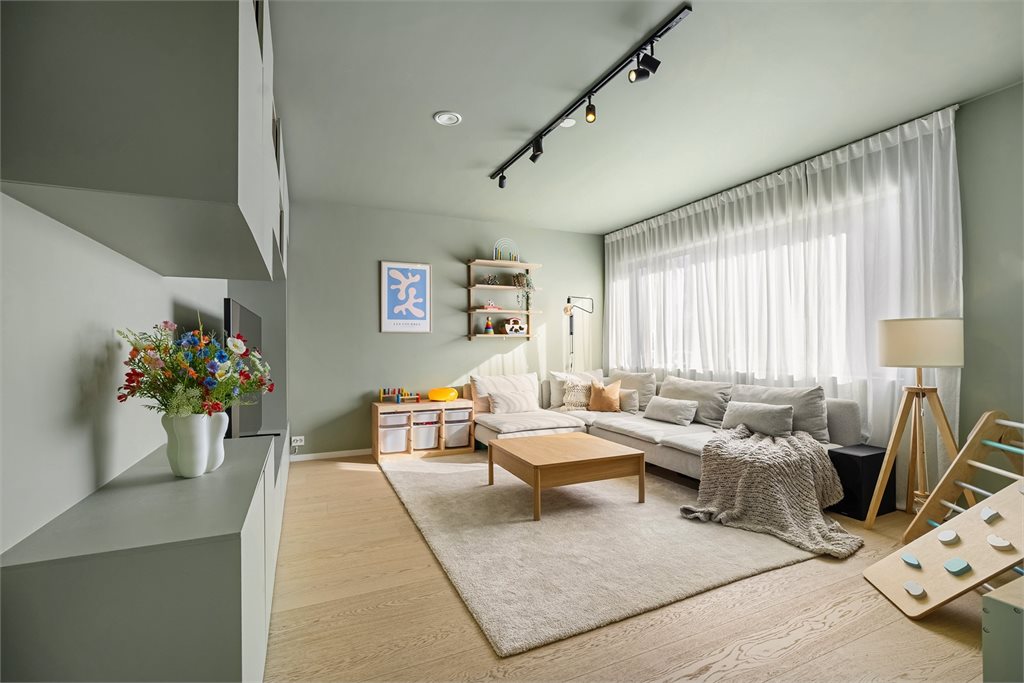 Vi starter med tv-stuen - meget romslig rom som har benyttes til både lekerom og kinorom. 