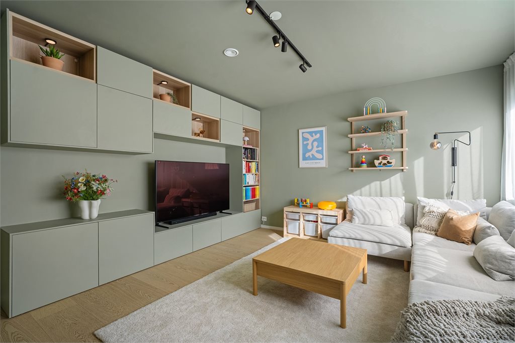 Malt i en stilig og unik farge, her har det blitt montert en flott innredning som gir godt med oppbevaring. 