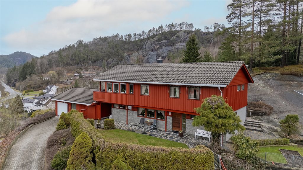 Attraktiv beliggenhet med god oversikt og solforhold
