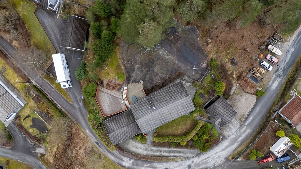 "Flyfoto som viser samlet bebyggelse og tomt