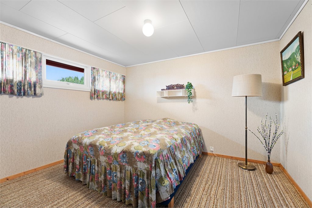 Soverom med plass til dobbeltseng og skap
