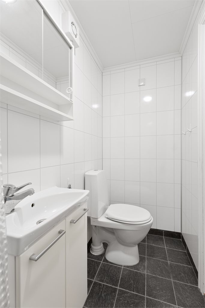 Flislagt bad med funksjonell planløsning
