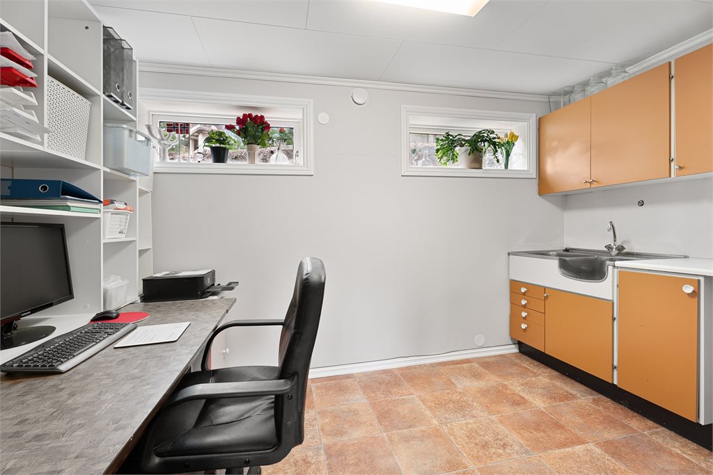 Praktisk rom egnet som kontor eller hobbyrom med enkelt kjøkken 
