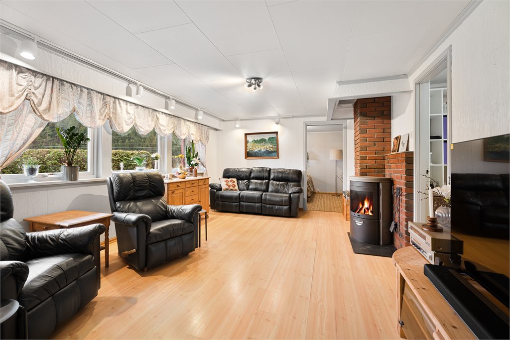 Kjellerstue med vedovn og lun stemning
