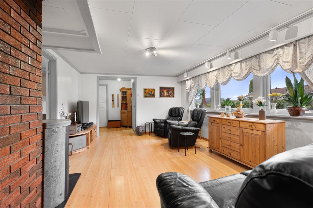 Romslig kjellerstue med gode møbleringsmuligheter
