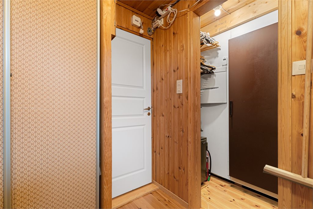 Innvendig bod med god lagringsplass, samt eget kjølerom 
