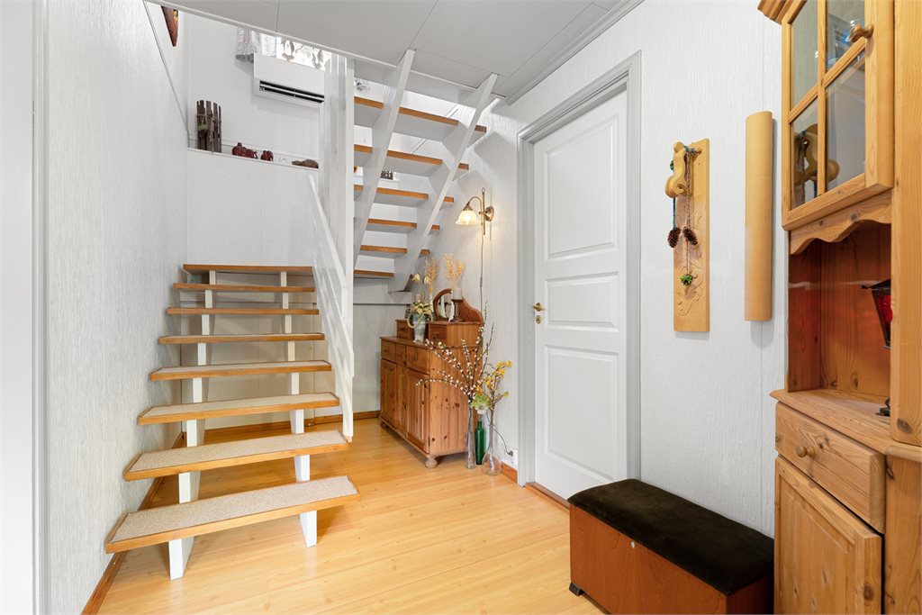 Trivelig entré med trapp og naturlig lys. Varmepumpe/aircondition plassert i trapperom
