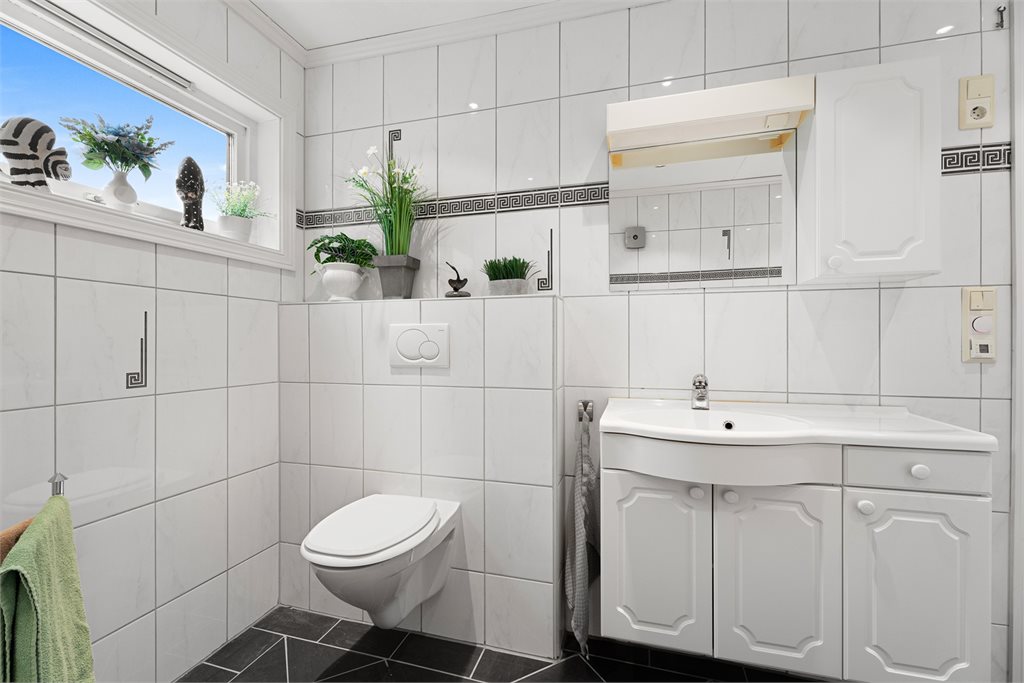 Bad med servant, toalett og god oppbevaringsplass
