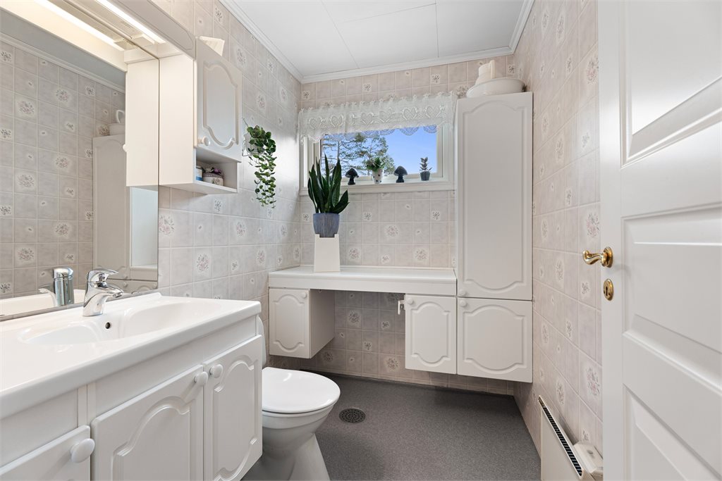 Bad med toalett, servant og rikelig skapplass - 1.etg
