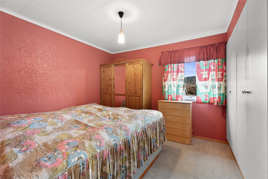 Soverom med plass til dobbeltseng og garderobe
