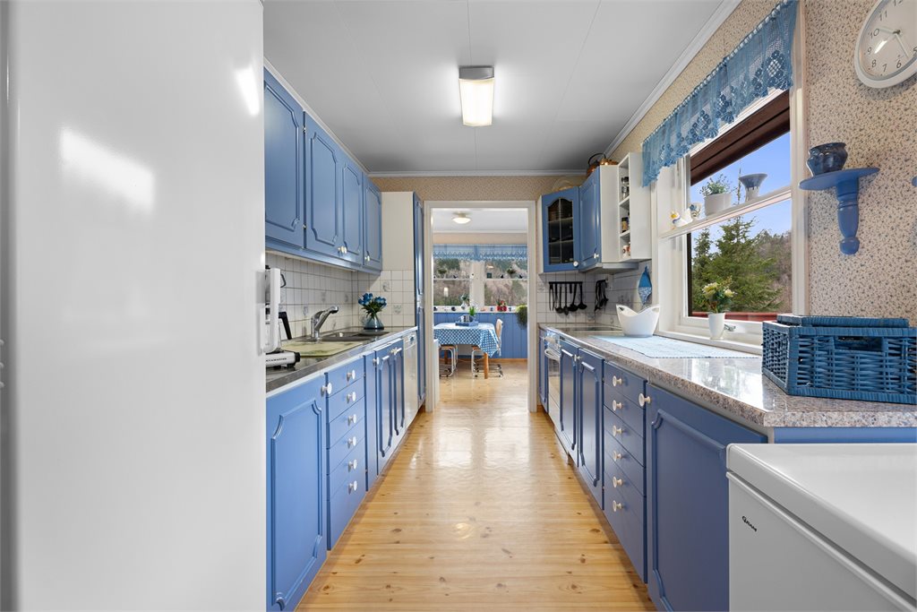 Kjøkken med god skap- og benkeplass
