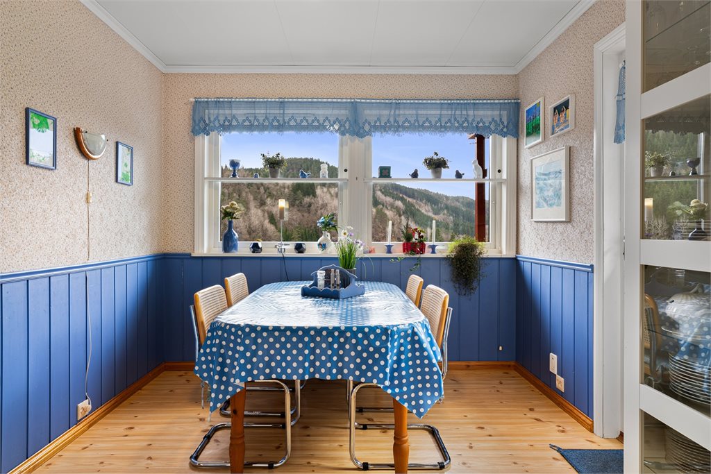 Spiseplass med utsikt og god plass til langbord
