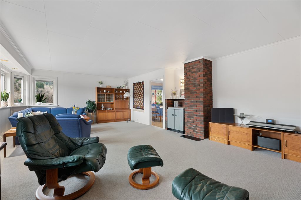 Stue med naturlig sonedeling og gode møbleringsmuligheter
