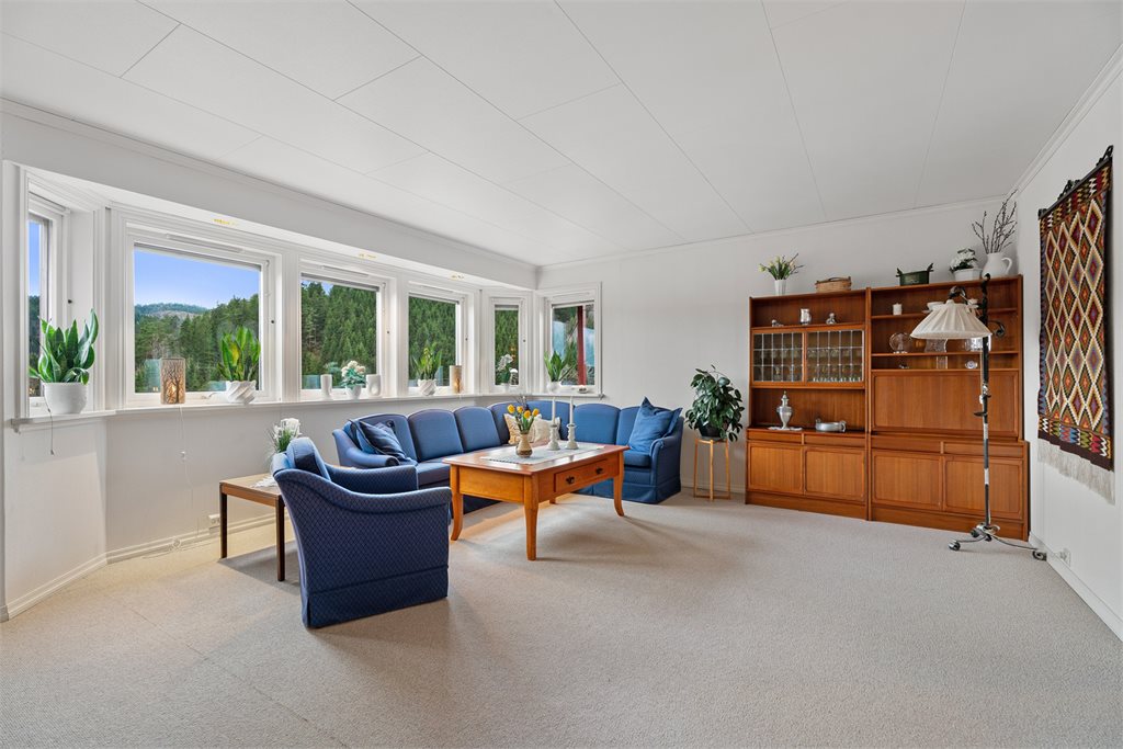 Åpen og møbleringsvennlig stue med gjennomgående lys
