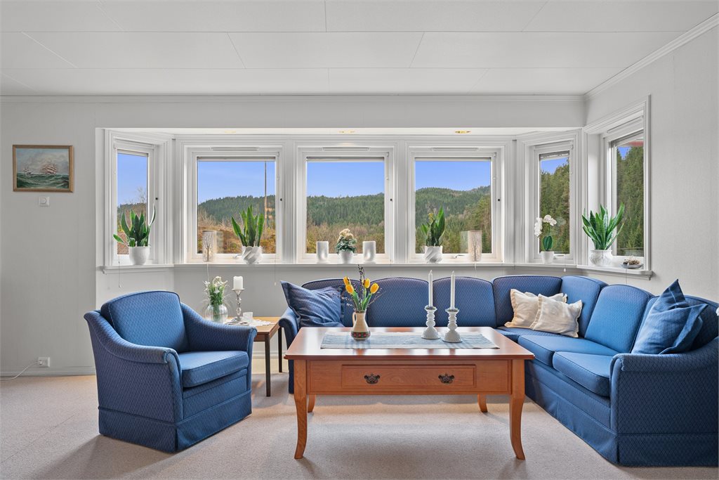 Stue med god plass til flere sittegrupper
